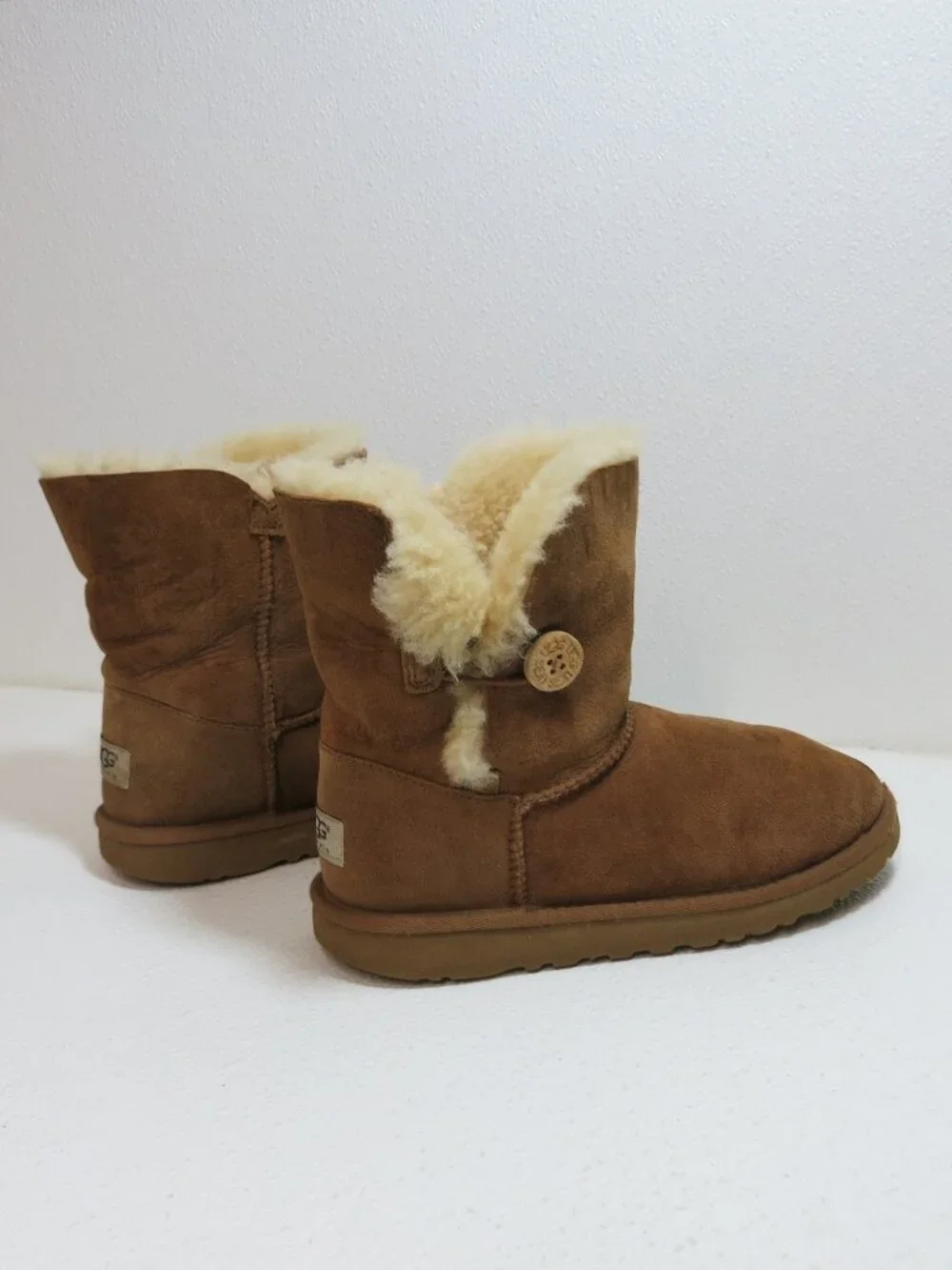 UGG 5991Y Australia Bailey Button Winter Boots Insulated Kids Footwear Sz 5